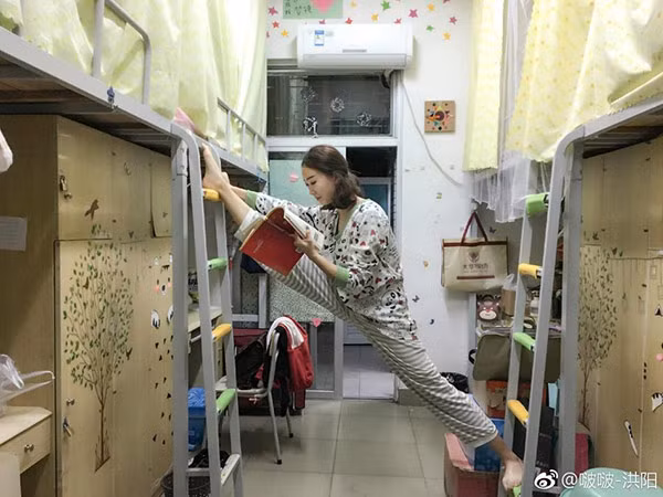 Đây là hình ảnh trong cuộc sống hằng ngày của cô gái.