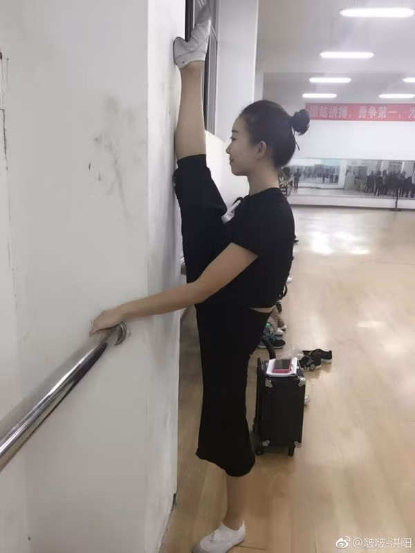 Bất kỳ lúc nào cũng một tư thế đứng xoạc chân.