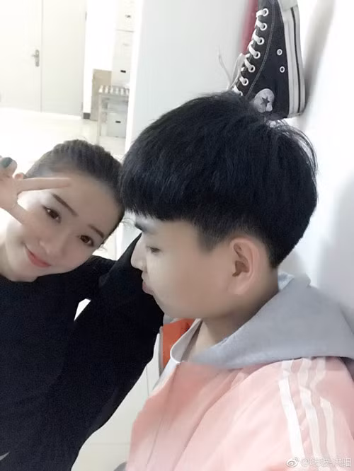 “Tự sướng” với bạn cũng không quên tư thế đứng chân xoạc của mình.