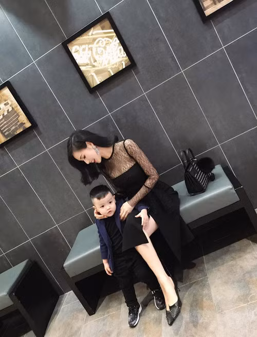 Cô là một trong số những hot girl có cuộc hôn nhân viên mãn với chồng thiếu gia.