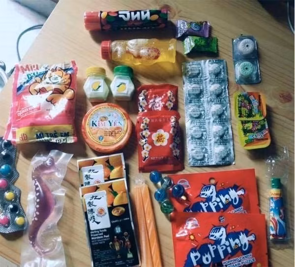 Và đây là 'kho báu' của các cô bán hàng ngoài cổng trường.