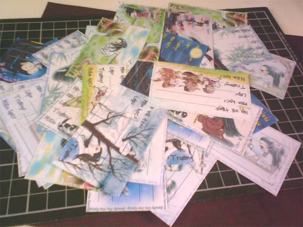 Thứ mà ta thường ghi tên mình vào mục 'Trường' và ghi tên trường vào mục 'Họ và tên'. Và huyền thoại kể lại rằng nếu ta đem cái này đến lớp thì nó sẽ biến mất trong 2 giây. Đó chính là nhãn vở, điều mà bây giờ không còn thấy cảnh học sinh hì hụi lấy cơm bôi bôi, chát chát để dán chúng lên vở nữa.