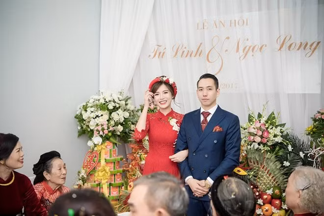 Hình ảnh hạnh phúc, xứng đôi vừa lứa của Tú Linh - Hoàng Long trong lễ ăn hỏi tại nhà riêng hôm 21/3 khiến nhiều người ngưỡng mộ.