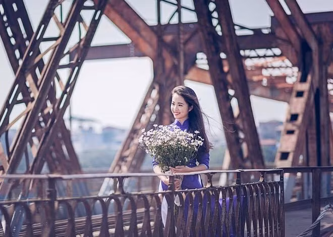 Trước ý kiến của mọi người về việc Ngọc Linh trang điểm, song lại hát câu "Em đẹp không cần son phấn", nữ sinh bày tỏ đó là buổi diễn văn nghệ nên đương nhiên cô phải makeup.