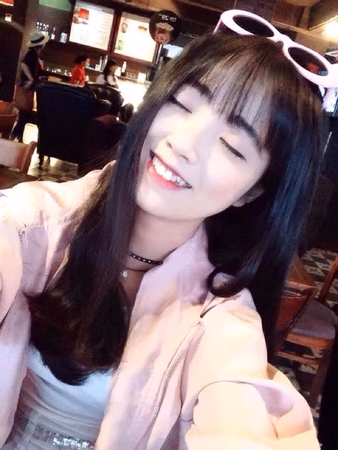 Vẻ dễ thương của hot girl áo dài đỏ Hà thành.