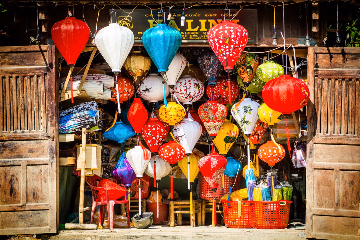 Lồng đèn cũng là một nét đặc trưng rất riêng biệt của Hội An. Lụa Hội An được dùng để tạo thành những lồng đèn rực rỡ màu sắc, treo trước các hiên nhà cổ, hàng quán... tô điểm thêm cho vẻ đẹp vốn có của Hội An.