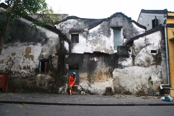 Bức tường thuộc ngôi nhà cổ của một gia đình 3-4 thế hệ. Trải qua sự bào mòn của thời gian, bức tường càng loang lổ, nhưng cũng càng thu hút sự chú ý của khách lãng du. Không cần phải là một thợ chụp ảnh chuyên nghiệp, chỉ cần giơ điện thoại, bạn vẫn có được những bức ảnh vô cùng ấn tượng.