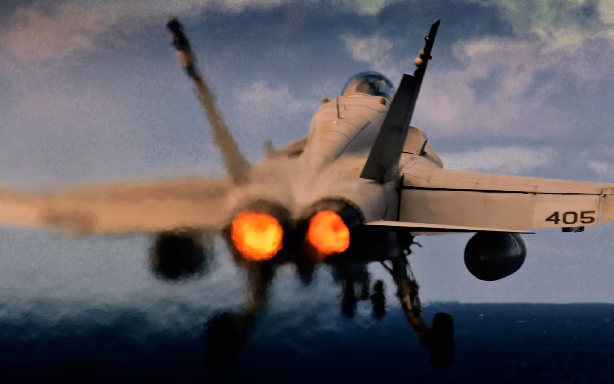 Tiêm kích hạm F/A-18C trang bị cặp động cơ F404-GE-402 cung cấp lực đẩy khô 48,9kN/chiếc và tới 79,2kN/chiếc khi đốt phụ cho tốc độ bay tối đa Mach 1,8 tức 1.915km/h ở trần bay 12.190m, tốc độ tối đa ở độ cao thấp là Mach 1,2 tức 1.473km/h.