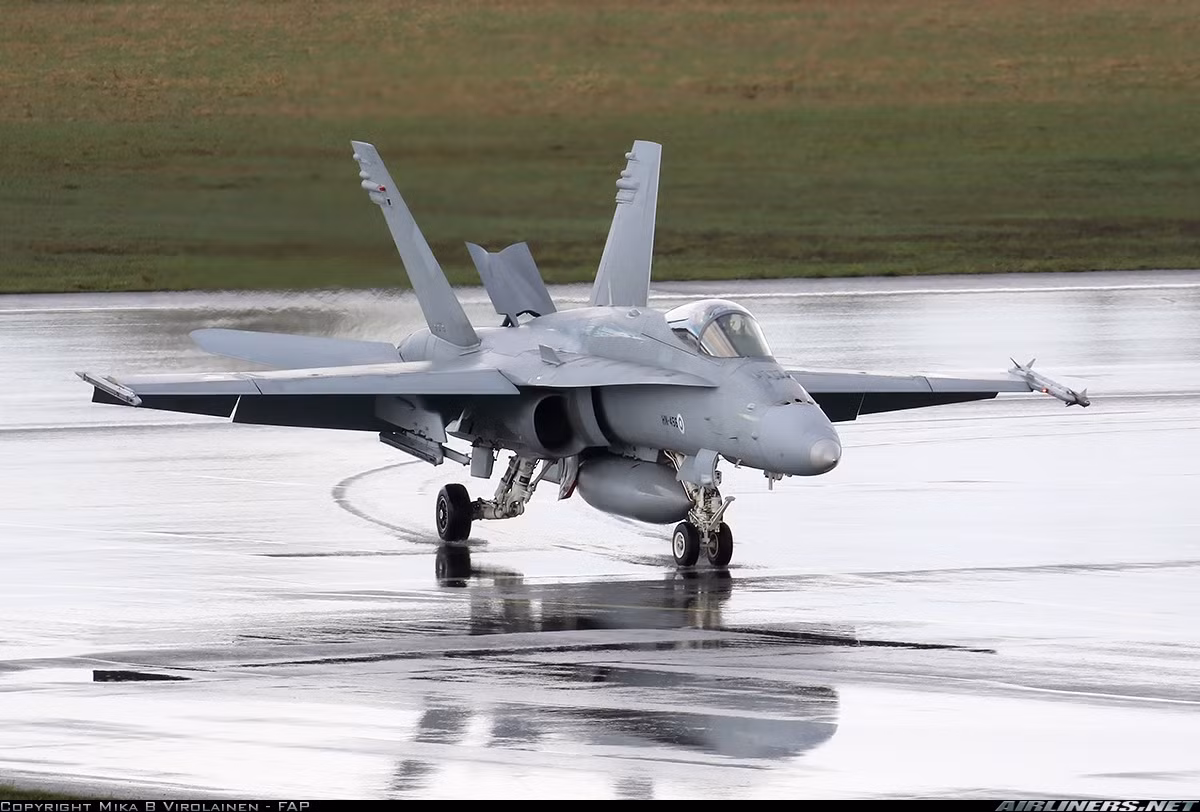 Theo các phương tiện truyền thông, 30 chiếc chiến đấu cơ F/A-18 Hornet được lưu giữ tại căn cứ không quân Davis-Mothan, bang Arizona sẽ được cải tiến lên tiêu chuẩn "C+" theo hợp đồng đã ký giữa Boeing và USMC trong năm 2014.