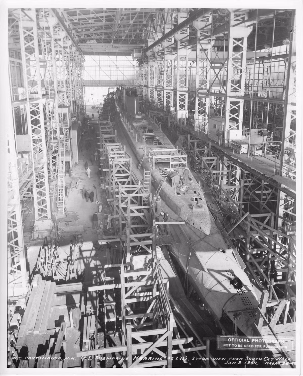 Tàu ngầm USS Herring được khởi đóng tháng 7/1941, hạ thủy ngày 5/1/1942 và chính thức biên chế cho Hải quân Mỹ sử dụng từ ngày 4/5/1942.