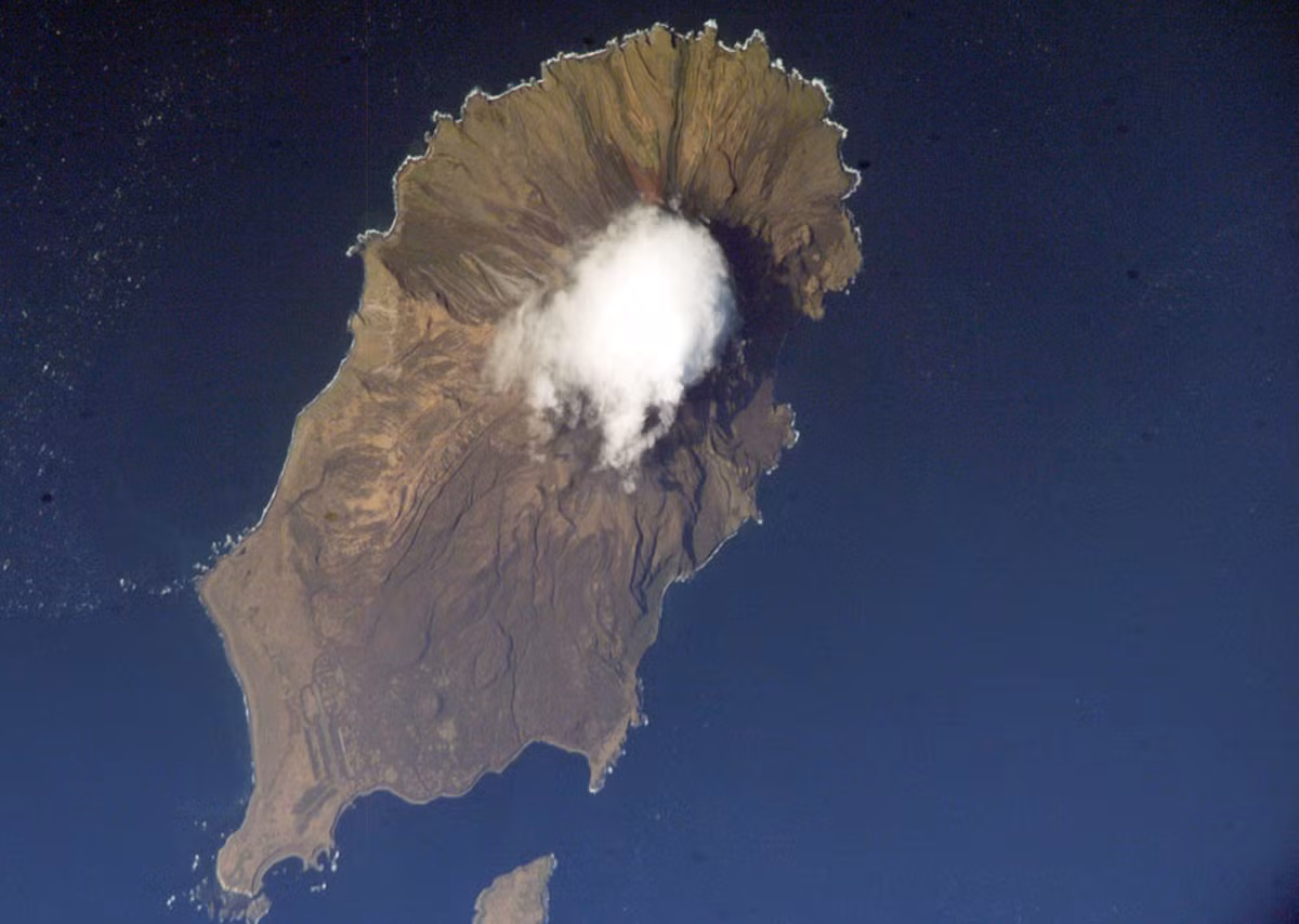 "Gần đảo Matua trong quần đảo Kuril, thợ lặn Nga hợp tác với các thủy thủ Hạm đội Thái Bình Dương đã phát hiện một tàu ngầm ở độ sâu 104 mét. Nghiên cứu tài liệu lưu trữ cho phép dự đoán đấy là tàu ngầm USS Herring của Mỹ, bị pháo binh ven biển Nhật Bản bắn chìm”, Alexandr Kirilin cho biết. Trong ảnh là đảo Matua thuộc quần đảo Kuril.