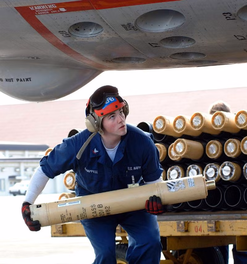 Dưới đuôi máy bay còn có hệ thống giá đứng treo các phao thủy âm nhằm "nghe" các tín hiệu âm thanh lạ dưới mặt nước.