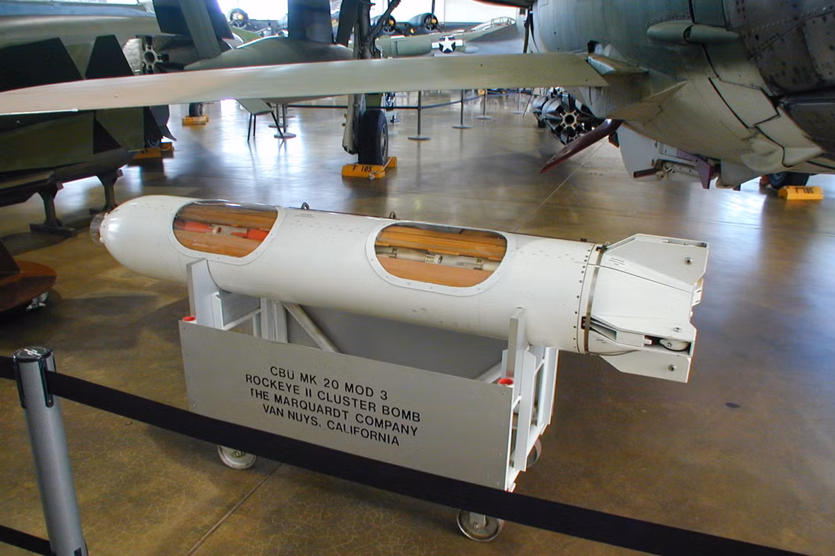Một quả bom chùm Mk-20 nặng 222kg chứa bên trong 247 quả bom con Mk 118 Mod 1.