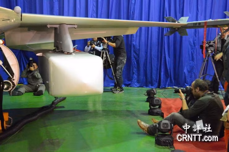 Ngoài Mk-20, F-CK-1 Kinh Quốc còn được Đài Loan trang bị bom chùm thông minh có cánh Vạn Kiếm đạt tầm phóng 100-250km ngoài tầm phòng không tầm xa đối phương, mang đầu đạn 300-350kg. Nó được thiết kế nhằm phá hủy các đường băng căn cứ không quân Trung Quốc trong trường hợp có xung đột.