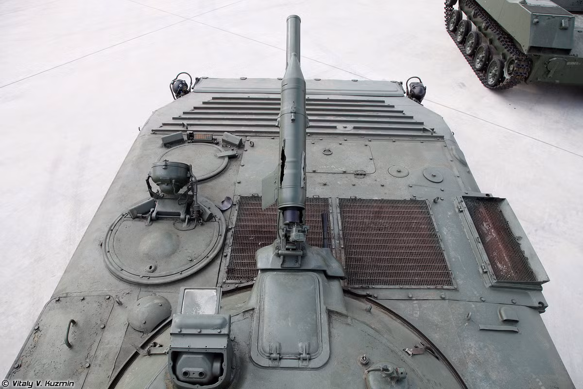 Trên nóc thân xe chiến đấu bộ binh BMP-1 – phương tiện chủ lực của bộ binh cơ giới Việt Nam. Ở vị trí lái xe nằm bên trái thân có tới 2 cửa nóc có thể dành cho lái xe và cả trưởng xe.