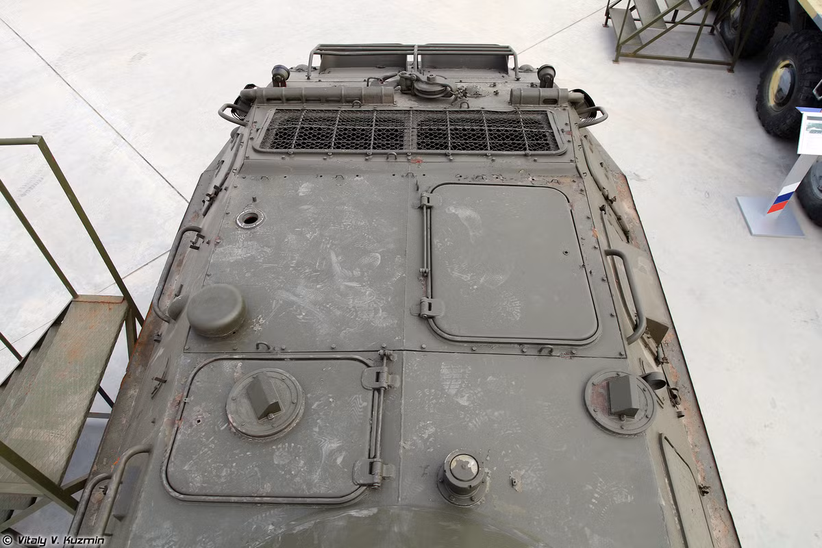 Ở khoang chở quân, nằm ngay đằng sau tháp pháo co hai cửa lớn dành cho bộ binh thoát ly hoặc chui vào. Nhìn chung, thiết kế ra vào bằng cửa nóc trong điều kiện chiến trường là khá nguy hiểm, có thể trúng đạn hoặc mảnh bom pháo của đối phương. Chính vì vậy, thiết kế xe bọc thép phương Tây thường để binh lính thoát ly bằng cửa hậu. Hiện nay, các dòng xe bọc thép mới của Nga như Bumerang, Kurganet cũng sử dụng kiểu cửa hậu này.