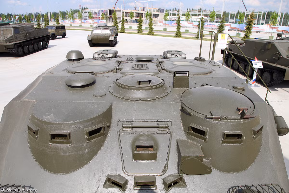 Phiên bản xe chỉ huy BTR-50PU có dùng thiết kế cửa nóc khác so với phiên bản chở quân BTR-50P/50PK.