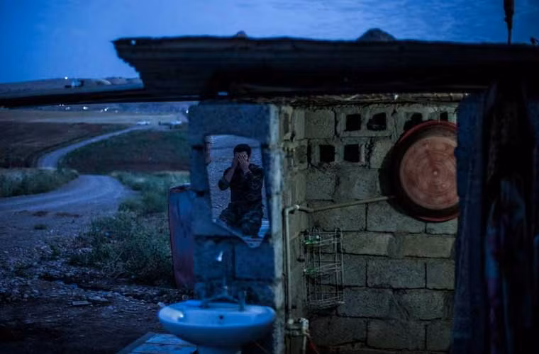 Trong khi đó, phóng viên ghi lại được hình ảnh một chiến binh Kurd đang cầu nguyện vào lúc sáng sớm tại tiền đồn này.