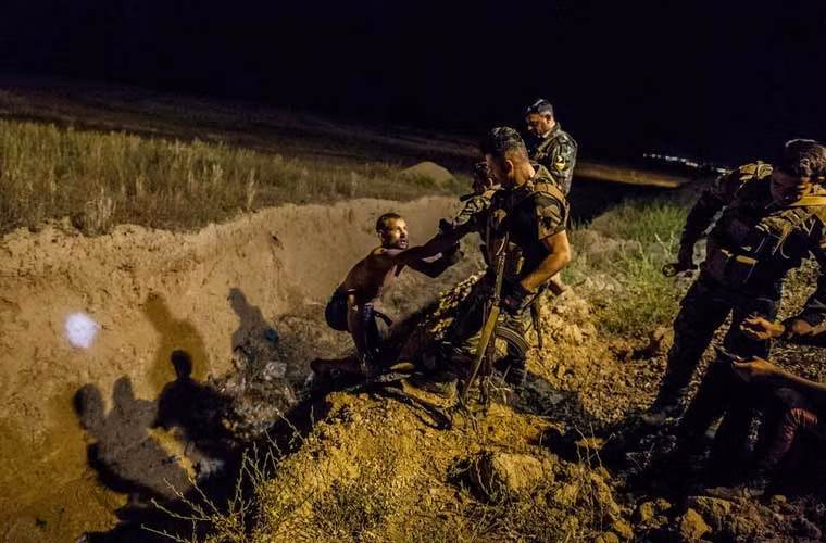 Các chiến binh người Kurd đang giúp công dân Hazel chạy vào khu vực do người Kurd kiểm soát gần Makhmour. Anh ta đã bỏ trốn khỏi ngôi làng sinh sống hiện do tổ chức IS chiếm đóng.