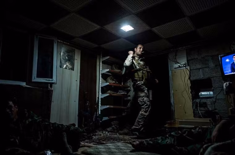 Các thị trấn do tổ chức khủng bố IS chiếm đóng đều nằm dọc tuyến đường tiến công của quân đội Iraq và sân quân người Kurd. Một chiến binh người Kurd chuẩn bị tuần tra ban đêm ở Bashika.