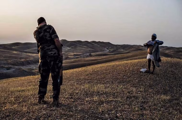 Gần làng Hawija, các chiến binh Peshmerga gặp một người tị nạn đang chạy trốn. Trước khi cho phép anh ta đi tiếp, dân quân người Kurd yêu cầu người tị nạn này phải kéo áo lên xem anh ta có đeo đai bom hay không.