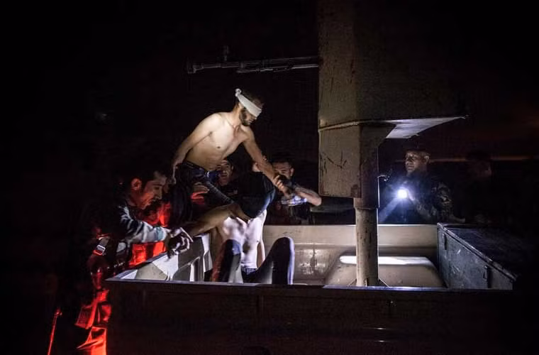 Khi vòng vây dần dần được siết chặt, nhiều cư dân Mosul tìm cách chạy khỏi thành phố này. Người Kurd đang giúp nam thanh niên Mohammed lên chiếc xe tải.