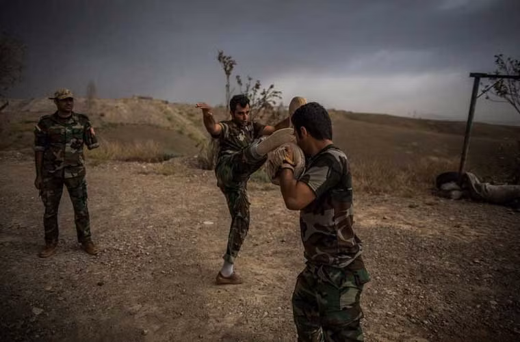 Các chiến binh người Kurd đang tập luyện tại một bản doanh trên chiến trường ở Kawiya, cách Kirkuk khoảng 10 dặm.