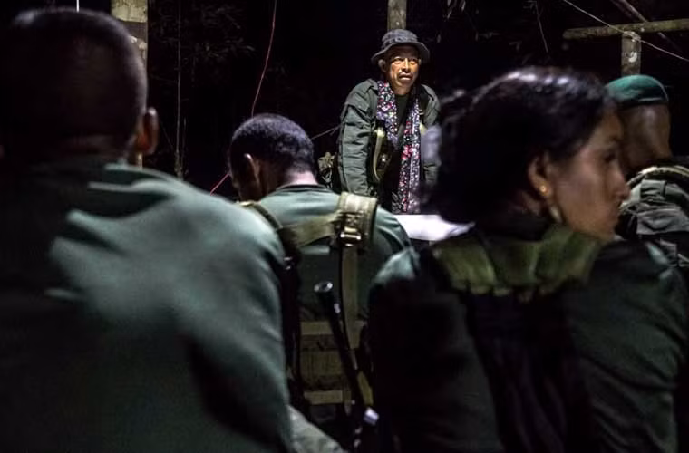 Chỉ huy Raul trả lời các câu hỏi của mọi người trong một cuộc họp của nhóm.