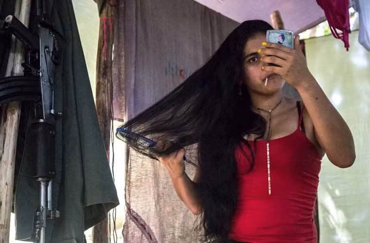 Nữ du kích Jayme buông xõa mái tóc dài.