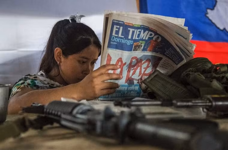 Nữ du kích FARC Yoli chăm chú đọc sách báo.