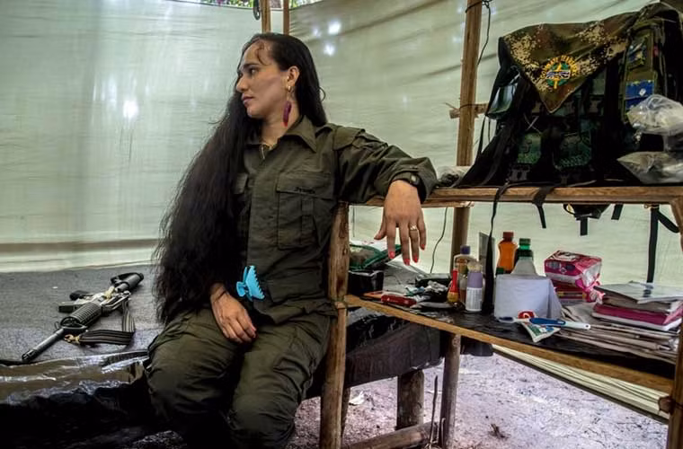 Thành viên Jessica nghỉ ngơi trong lán trại.