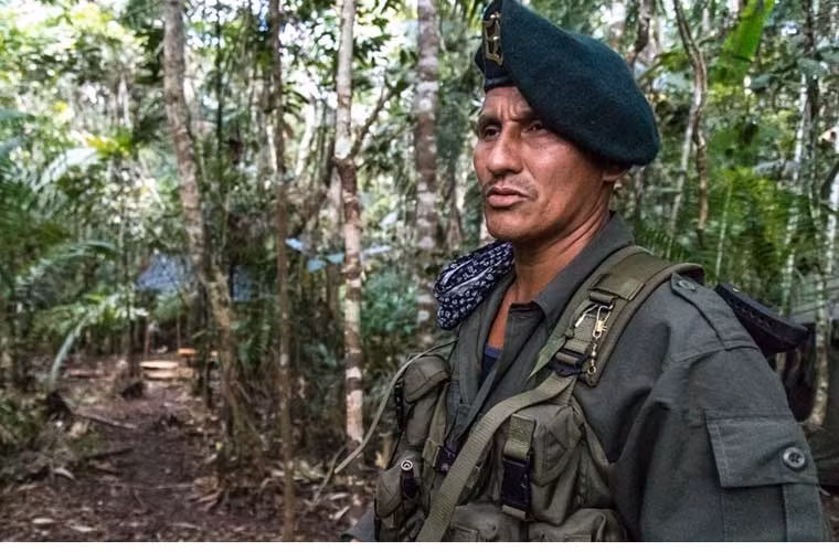 Hôm 26/9/2016, Tổng thống Colombia Juan Manuel Santos và thủ lĩnh tối cao nhóm FARC Rodrigo Londoño Echeverri đã ký kết thỏa thuận hòa bình, chấm dứt cuộc xung đột 52 năm ở nước này và bắt đầu quá trình chuyển gia nhóm này trở thành một đảng chính trị. Ảnh: Chỉ huy Arnulfo trong khu rừng, nơi các thành viên nhóm vũ trang FARC trú ngụ.