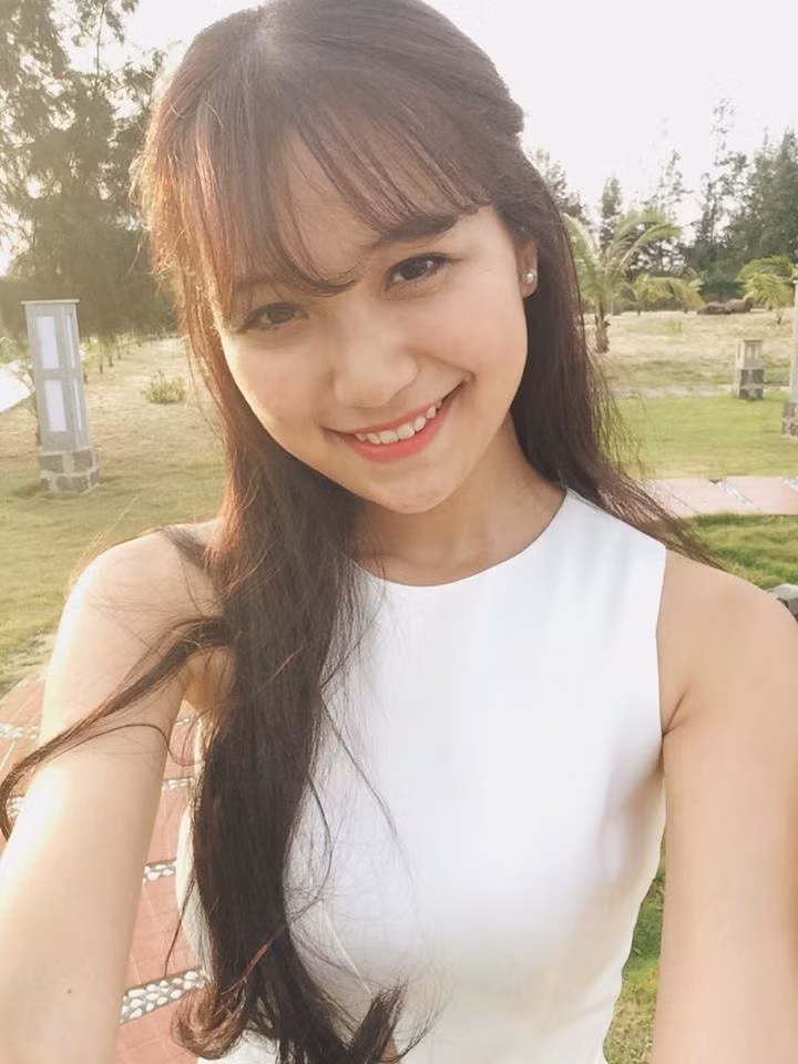 Theo những lời đồn thổi của dân mạng, Quỳnh Hương đã vượt qua rất nhiều ứng cử viên để có thể trở thành đàn em của Ngọc Trinh. Quỳnh Hương còn vượt mặt cả Thúy Vi - cô gái gây ra nhiều ồn ào suốt thời gian qua khi là người thứ 3 xen vào chuyện tình cảm của Midu và Phan Thành.