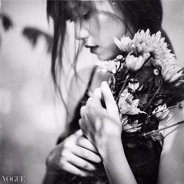 Một hình ảnh rất nghệ thuật của 9X xinh đẹp là đàn em của Ngọc Trinh đang gây xôn xao cộng đồng mạng Việt.