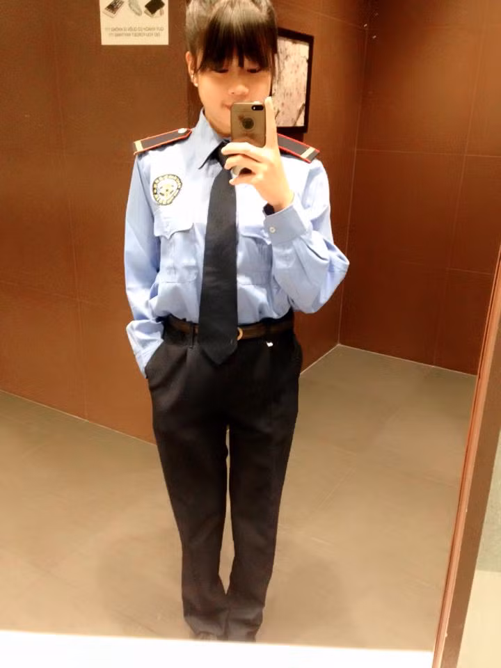 Theo tìm hiểu, nữ nhân viên bảo vệ ở Aeon Mall đang được dân mạng chú ý tên thật là Trần Thu Hiền. Thu Hiền là một 9X quê gốc Hưng Yên, hiện đang theo học ngành kế toán ở Hà Nội. Làm bảo vệ, kiểm tra cửa ra vào khu mua sắm là công việc làm thêm của Thu Hiền giúp cô kiếm thêm thu nhập.