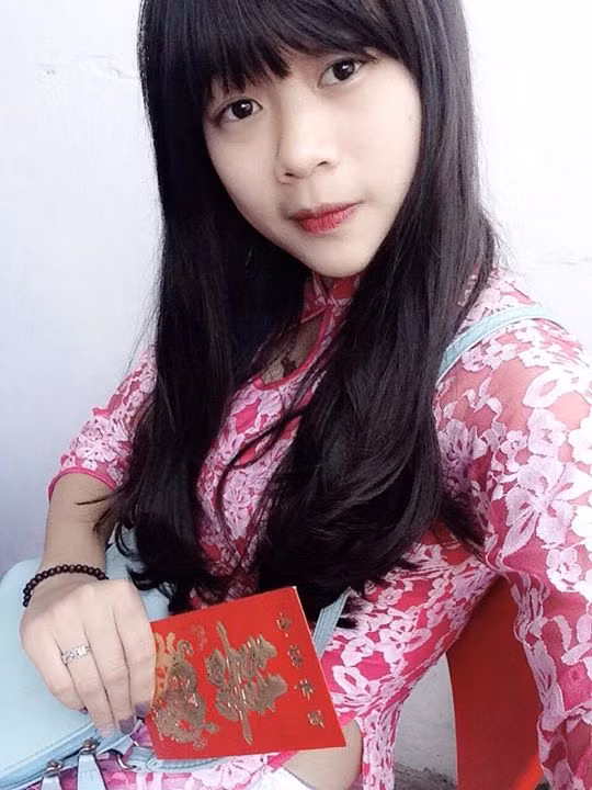 Thu Hiền không hề biết việc bức ảnh của mình được lan truyền trên mạng, chỉ đến khi bạn bè cô tag tên vào bài đăng trên một fanpage nổi tiếng, Thu Hiền mới hiểu ra vấn đề và cảm thấy rất bất ngờ.