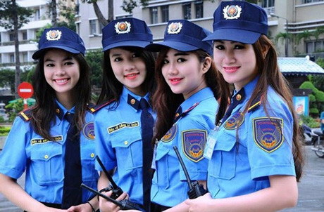 Cách đây không lâu, bức ảnh chụp 4 nữ nhân viên bảo vệ xinh đẹp như hot girl cũng từng khiến cư dân mạng Việt phát cuồng. Nhan sắc của những cô gái làm nhiều công việc thú vị thực sự rất dễ gây chú nhờ vào sức lan toả của mạng xã hội.