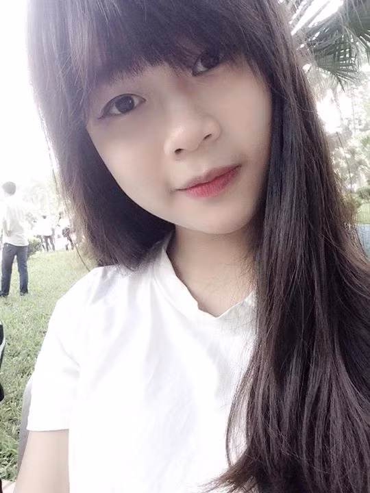 Xem những hình ảnh được chia sẻ trên fanpage nổi tiếng có mặt Thu Hiền, một số dân mạng cho rằng cô nàng đang "diễn" bởi khi làm nhiệm vụ bảo vệ trong Aeon Mall, các nhân viên bảo vệ không được phép cho tay vào túi quần và không được chụp ảnh, làm việc riêng.