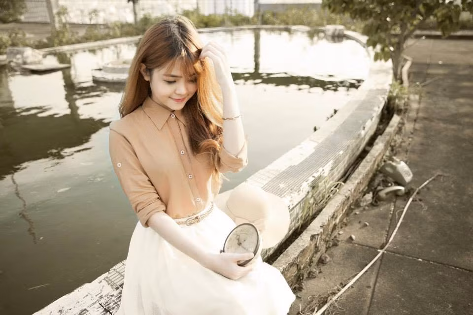 Đam mê kinh doanh từ nhỏ, từ năm nhất đại học, Như Thơ đã chọn công việc buôn bán trên mạng để tăng thu nhập, tích góp những kinh nghiệm và để có thêm niềm vui trong cuộc sống. Nhờ sự năng động, chăm chỉ, Như Thơ dần mở rộng kinh doanh, buôn bán các mặt hàng đa dạng hơn và có được thu nhập đáng mơ ước với khá nhiều sinh viên năm nhất.