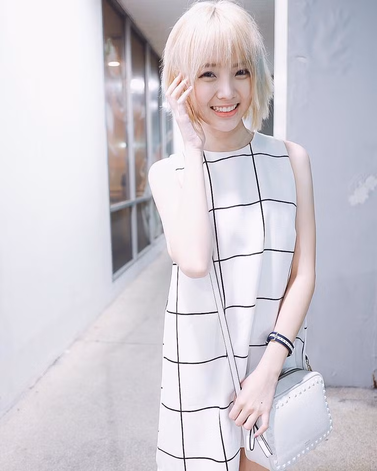 Việc được dân mạng nhiều biết đến giúp Pornnppan Pornpenpipat nổi tiếng nhanh chóng. Chỉ trong một khoảng thời gian ngắn, fanpage của hot girl Thái xinh đẹp này đã có thêm hàng trăm nghìn lượt người theo dõi. Những bức ảnh, clip dễ thương mà cô nàng đăng tải cũng luôn hút số lượt like lớn, bởi đơn giản hễ nhìn thấy khuôn mặt dễ thương của Pornnppan Pornpenpipat, số đông các bạn trẻ đều cảm thấy vui vẻ, thích thú.