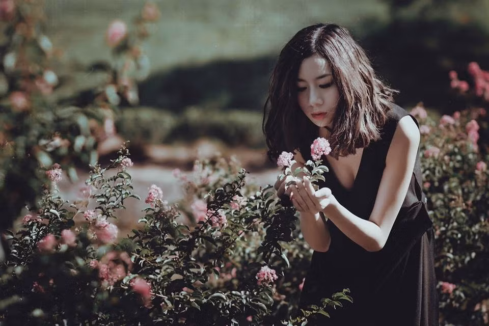 Theo tìm hiểu, hot girl thất tình xinh đẹp Ngọc Anh vốn yêu thích ca hát từ nhỏ, biết chơi đàn và có giọng hát hay... nhưng hiện tại Ngọc Anh lại không theo đuổi con đường nghệ thuật mà lại chọn kinh doanh.