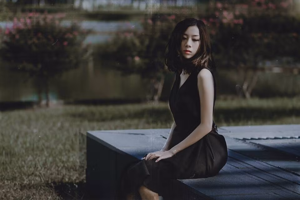 Theo chia sẻ của Ngọc Anh, thực chất clip "Thất tình" đã được cô thực hiện từ khá lâu. Yêu thích phần lời và nhạc tình cảm, Ngọc Anh hát ca khúc này và chia sẻ lên mạng để đem đến niềm vui cho bạn bè và thoả mãn sở thích nhưng sau đó đã rất ngạc nhiên khi được nhiều người quan tâm, chia sẻ clip đến vậy.