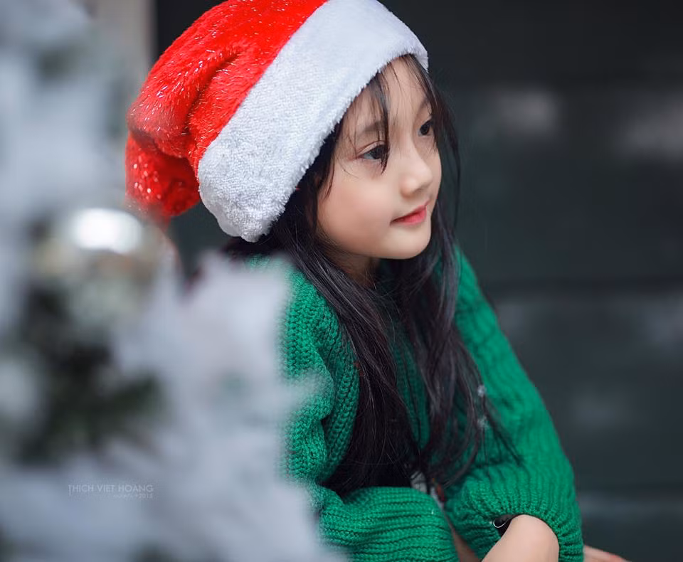 Có làn da trắng hồng, đôi mắt và nụ cười rất xinh, bé gái trong loạt ảnh này khiến bất kì ai cũng đều tò mò. " Tiểu Châu Tấn" là cách gọi đặc biệt, thể hiện sự yêu mến, thích thú của dân mạng Việt dành cho bé gái xinh xắn như thiên thần này.