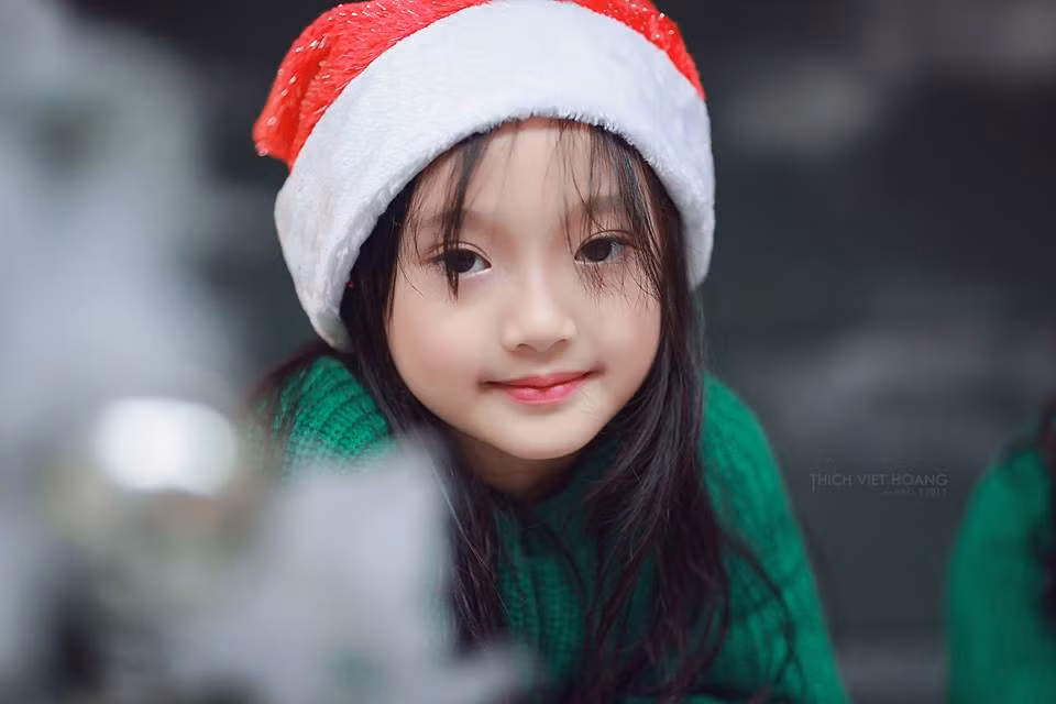 Theo tìm hiểu, người chụp loạt ảnh Tiểu Châu Tấ" gây sốt mạng là Thích Việt Hoàng - một nhiếp ảnh gia trẻ được nhiều người biết đến cùng nhiều bộ ảnh siêu thực, độc lạ. Thích Việt Hoàng chia sẻ tên thật của Tiểu Châu Tấn là Bảo Anh, hiện bé đang sống cùng gia đình ở Hà Nội. Chàng nhiếp ảnh gia trẻ trong buổi chụp đón Giáng sinh sớm đã bị vẻ xinh xắn của bé Bảo Anh hớp hồn nên đã nhanh tay chụp riêng cho bé một vài tấm.