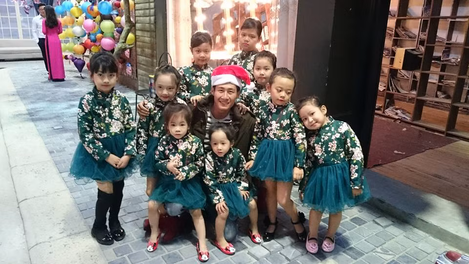 Nhiếp ảnh gia Thích Việt Hoàng chia sẻ trong buổi chụp mới đây anh cũng được gặp gỡ, chụp ảnh cho rất nhiều bé gái xinh xắn, đáng yêu khác. Được ngắm những gương mặt xinh xắn, ngây thơ, được ghi lại những khoảnh khắc tuyệt vời của các bé... thực sự là một niềm vui, hạnh phúc với chàng nhiếp ảnh gia trẻ tuổi.