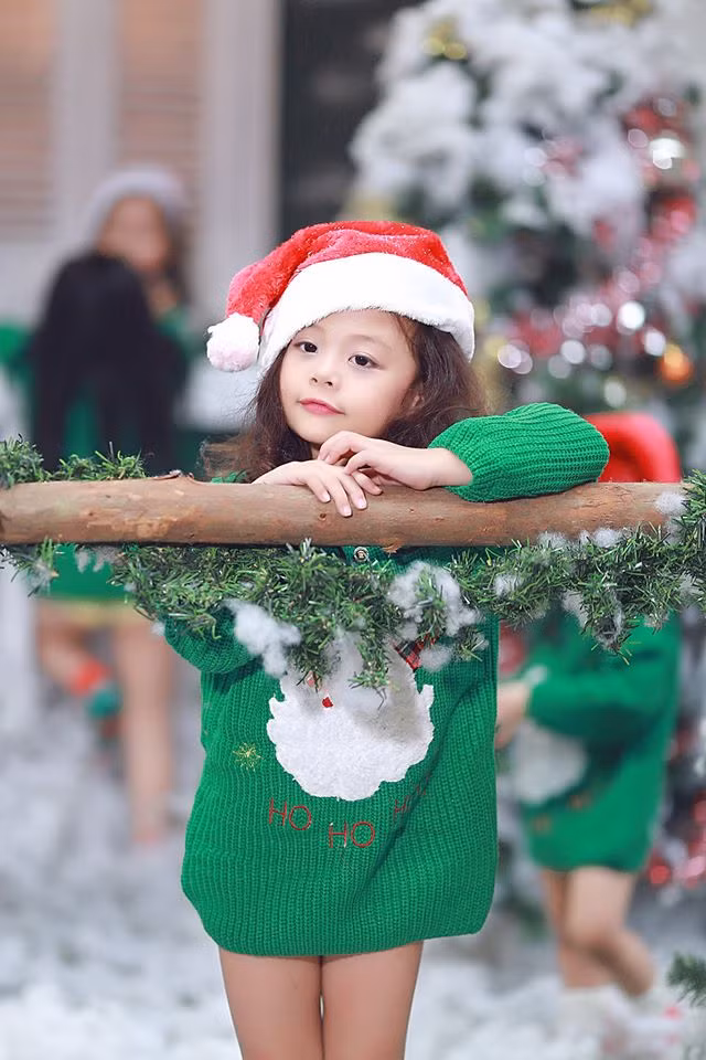 Sau loạt ảnh Tiểu Châu Tấn, Thích Việt Hoàng được nhiều bạn bè, đồng nghiệp xin thêm ảnh về các "tiểu mĩ nhân", nhưng do tính chất công việc, Việt Hoàng buộc phải từ chối. Anh chàng chỉ đăng thêm một vài bức ảnh khác nằm trong sự cho phép để chiều lòng, đáp ứng thiện chí của bạn bè, cư dân mạng. Xem ảnh của Thích Việt Hoàng, không ít người cho rằng các bé gái này trong tương lai sẽ đều trở thành những mỹ nhân, hot girl thực sự.