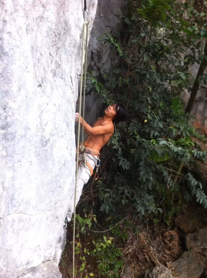 Trên trang cá nhân, ngoài những lời khen ngợi từ các thành viên Việt Nam, đông đảo dân mạng nước ngoài tỏ ra khâm phục ý chí của chàng trai này.