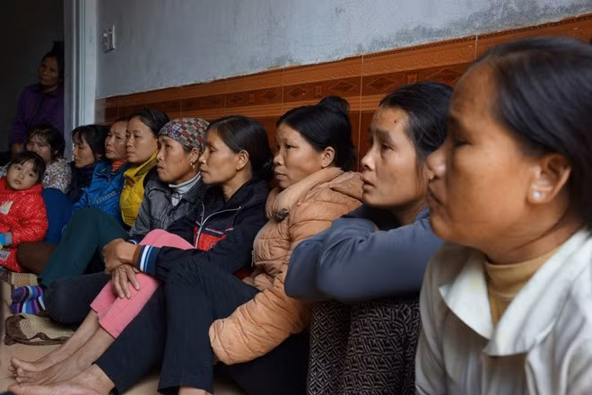 Người thân vẫn đang hy vọng một phép màu đến với 4 ngư dân mất tích. Ảnh: Nguyễn Dương.