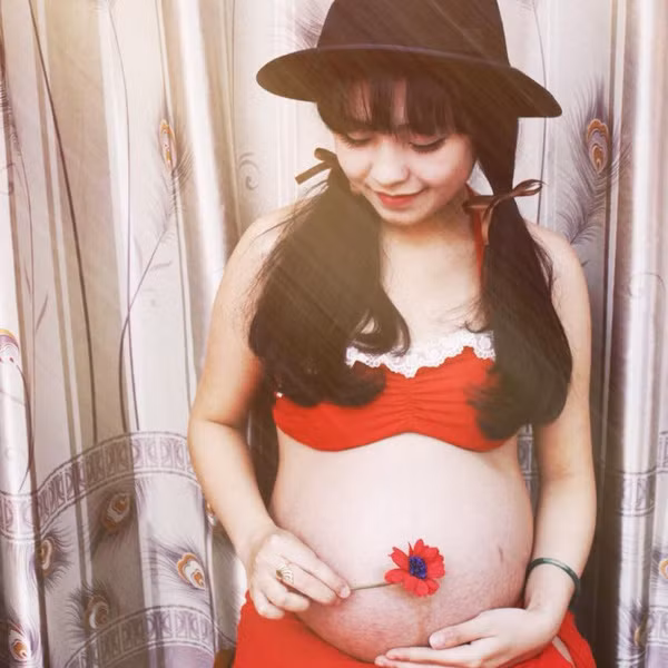 9X xinh đẹp lập gia đình từ rất sớm, gạt bỏ những lo lắng, đắn đo của người thân và bạn bè, cô nàng luôn cảm thấy mình hạnh phúc, viên mãn với quyết định của mình. Lấy được anh chồng lớn hơn 7 tuổi, từ ngày yêu nhau đến khi về chung một nhà và sinh con, Thu Thảo luôn cảm thấy được che chở, san sẻ từ việc nhỏ nhất và yêu thương hết mực.