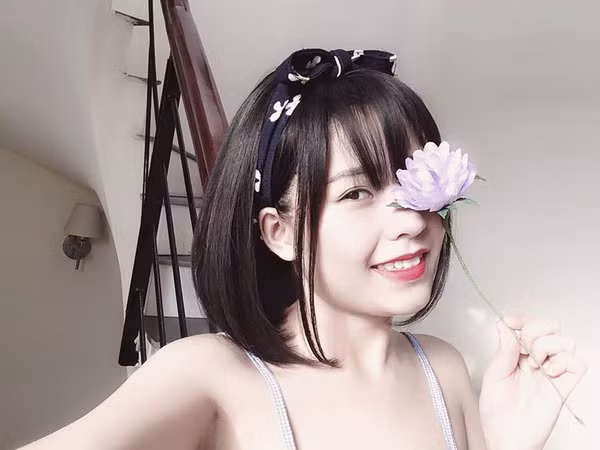 Nguyễn Thu Thảo, sinh năm 1994 là cô gái trẻ gần đây được nhiều người biết đến với câu chuyện về cuộc sống hạnh phúc, lấy chồng "vàng 10", biết san sẻ mọi việc nhỏ nhất với cô. Thường xuyên chia sẻ hình ảnh hạnh phúc của gia đình nhỏ và người chồng đảm đang, Thu Thảo được gọi với biệt danh hài hước là "thánh khoe chồng".